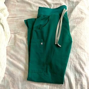 FIGS Kade Cargo Scrub Pant in Hunter Green, Size M